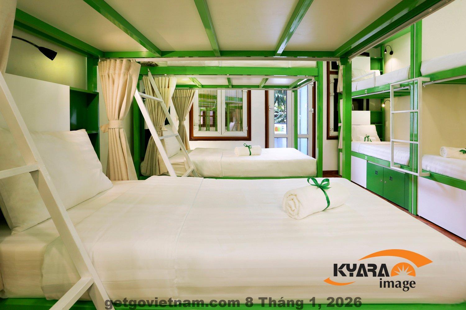 Phòng dorm nam tại Hanoi Jade Hostel với giường tầng và không gian nhỏ gọn