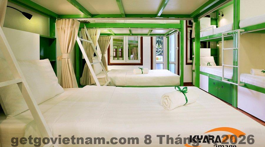 Không gian ăn sáng tại Hostel Nhà Phố với lựa chọn đồ ăn đơn giản nhưng đủ dùng.