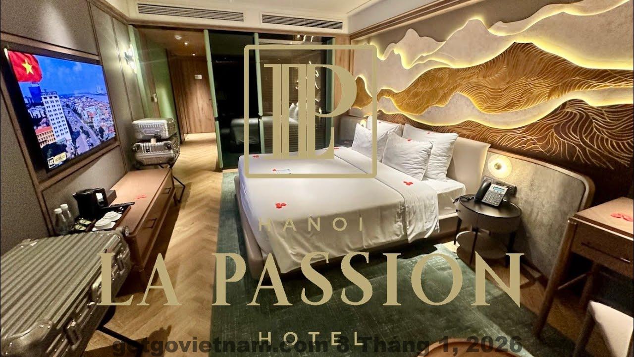 Khu rooftop La Passion Premium Cầu Gỗ Hotel nhìn ra khu phố cổ Hà Nội