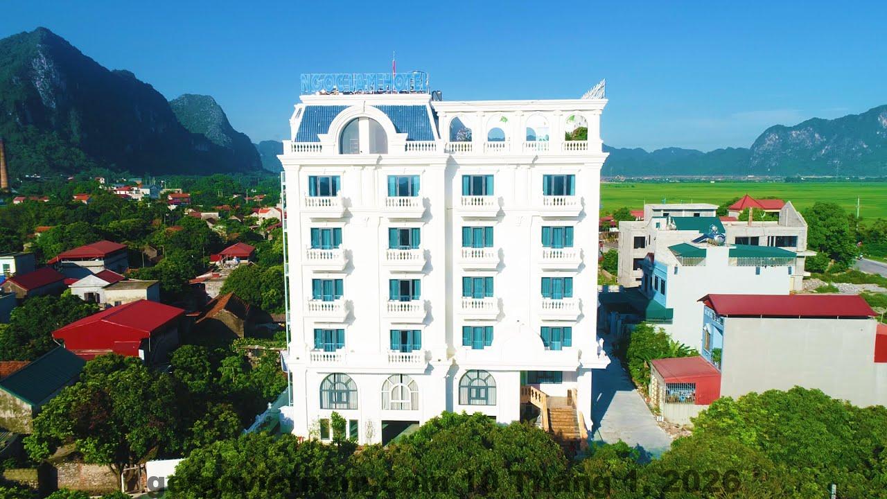 Phòng ngủ với nội thất đơn giản nhưng sạch sẽ.