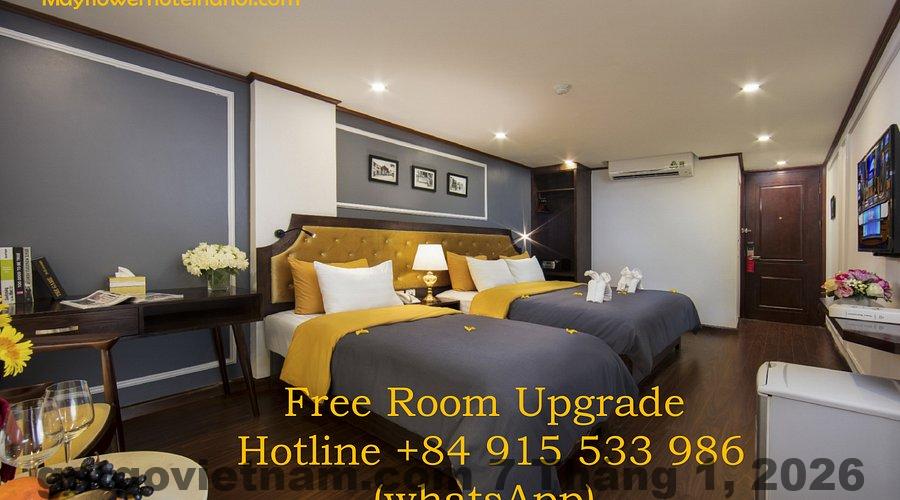 Khu vực lễ tân Mayflower Hotel với nhân viên thân thiện, hỗ trợ khách nhiệt tình