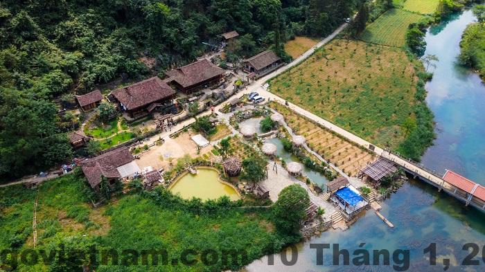 Đánh giá Mế Farmstay Cao Bằng 2026: Có đáng ở qua đêm? 2 Toàn cảnh Mế Farmstay Cao Bằng giữa thung lũng núi đá Hà Quảng