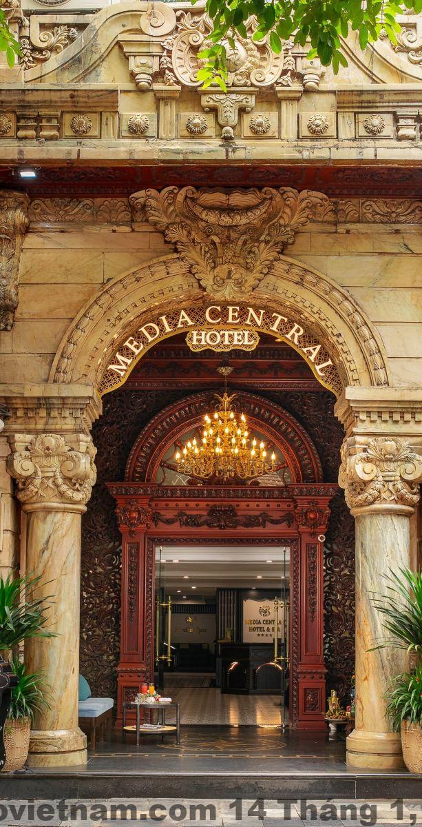 Quầy lễ tân Central Hotel & Spa Đà Nẵng với phong cách truyền thống