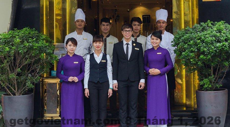 Từ Mercury Suites Central Hotel Hanoi đi bộ ra Hồ Hoàn Kiếm chỉ mất khoảng 5–7 phút