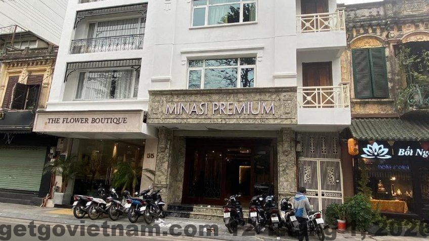 Khu vực sảnh lễ tân The Mina Hotel với phong cách hiện đại và gọn gàng