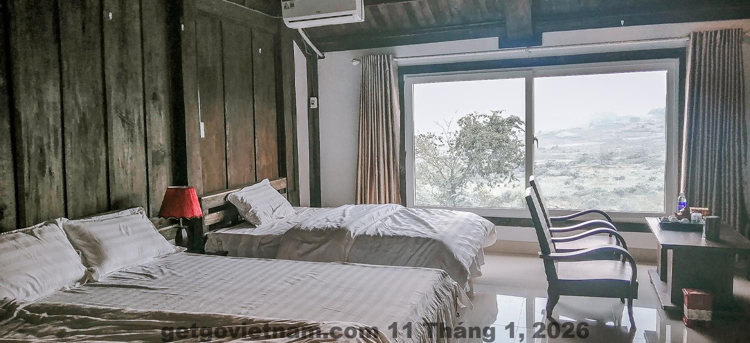 Khuôn viên khách sạn Mộc Sương rộng rãi, nhiều cây xanh