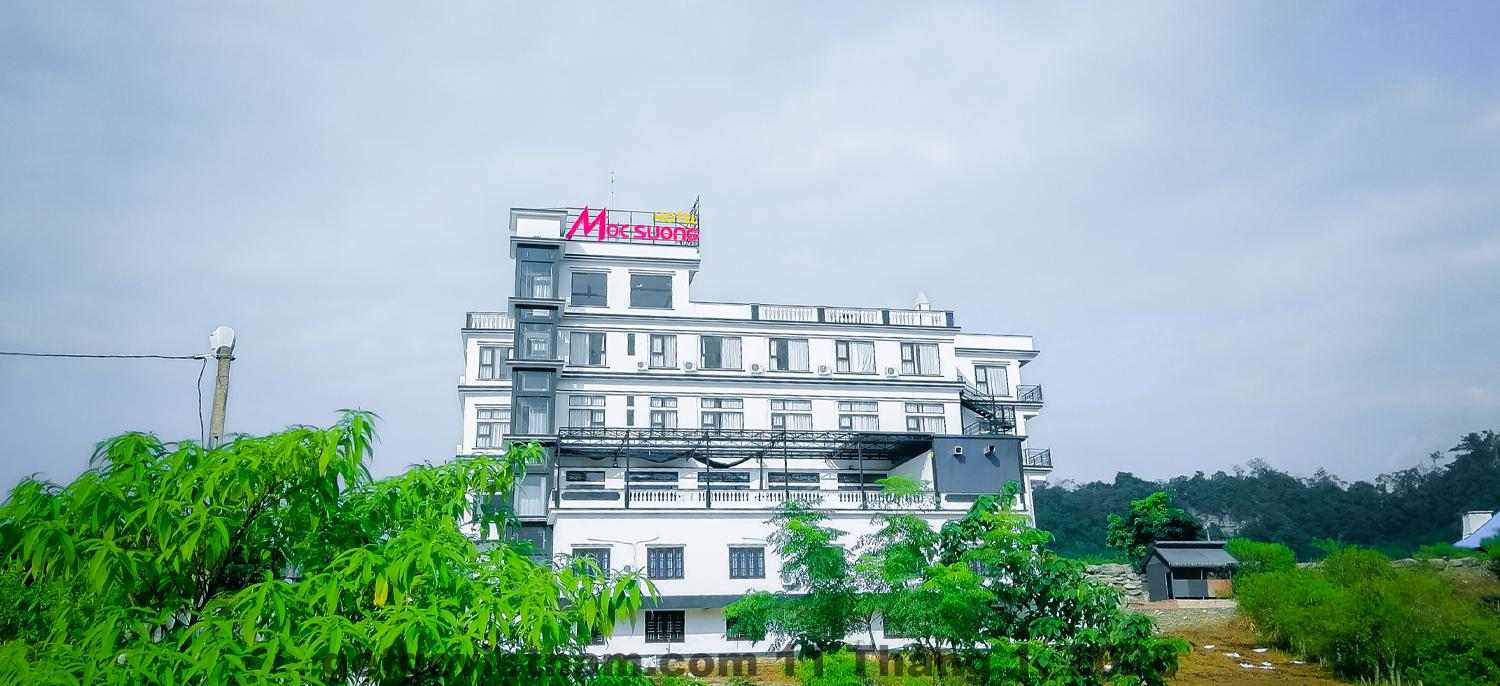 Khách sạn Mộc Sương Mộc Châu với kiến trúc truyền thống, không gian rộng và nhiều cây xanh