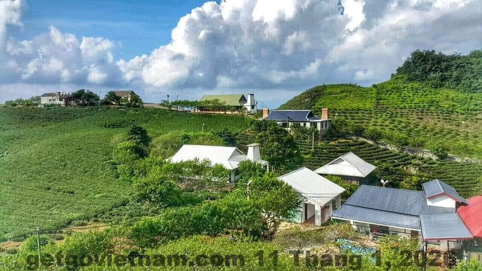 Toàn cảnh khách sạn Mộc Sương nhìn từ xa tại Mộc Châu