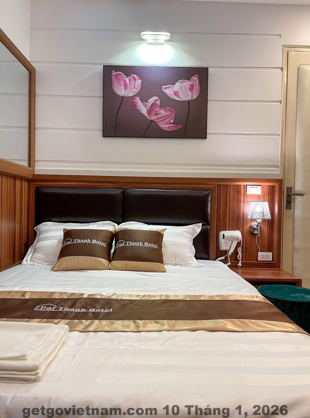 Phòng ngủ tại Đại Thanh Motel với giường đôi và nội thất cơ bản