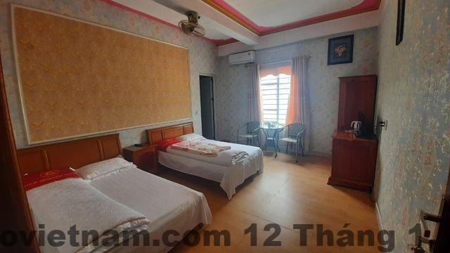 Bãi đỗ xe rộng rãi trước Khách sạn Thảo Nguyên Yên Minh