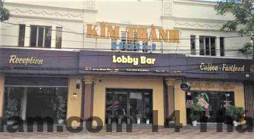 Khu vực lễ tân đơn giản tại nhà nghỉ địa phương như Nhà Nghỉ Việt Phong