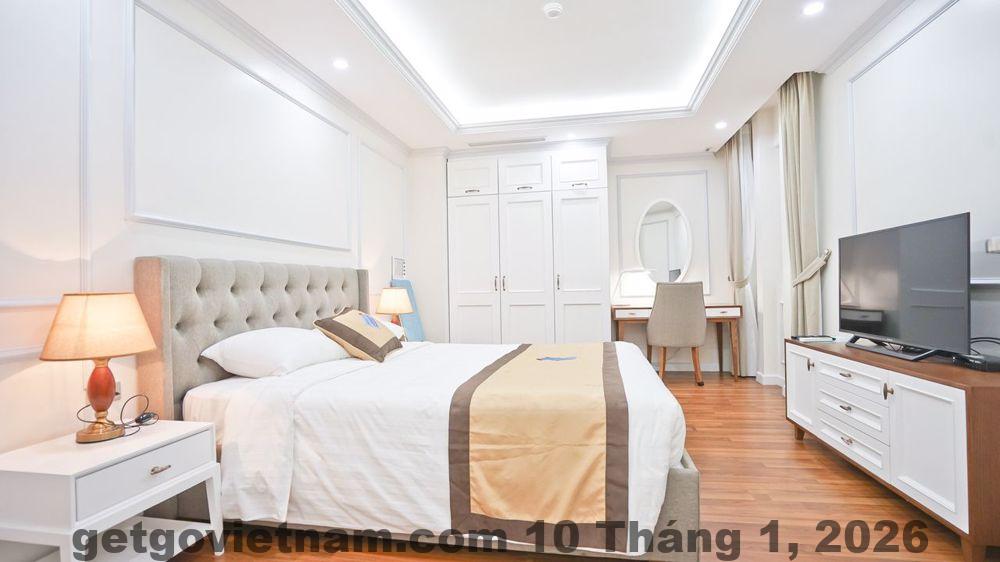 Bữa sáng đơn giản tại Paradise Home Nguyen Du với các món cơ bản như bánh mì, trứng và phở