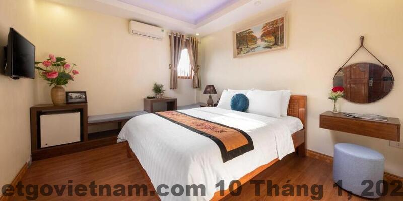 Không gian phòng nghỉ tổng thể tại Khách sạn The King Hotel gần Nội Bài