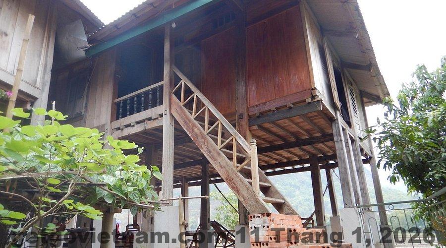 Nhân viên Mai Châu Ecohouse thân thiện, hỗ trợ du khách trong không gian bản địa