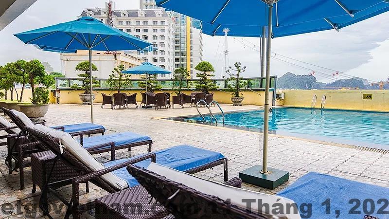 Phòng nghỉ tại Khách sạn Mường Thanh Luxury Quảng Ninh với diện tích rộng, nội thất truyền thống