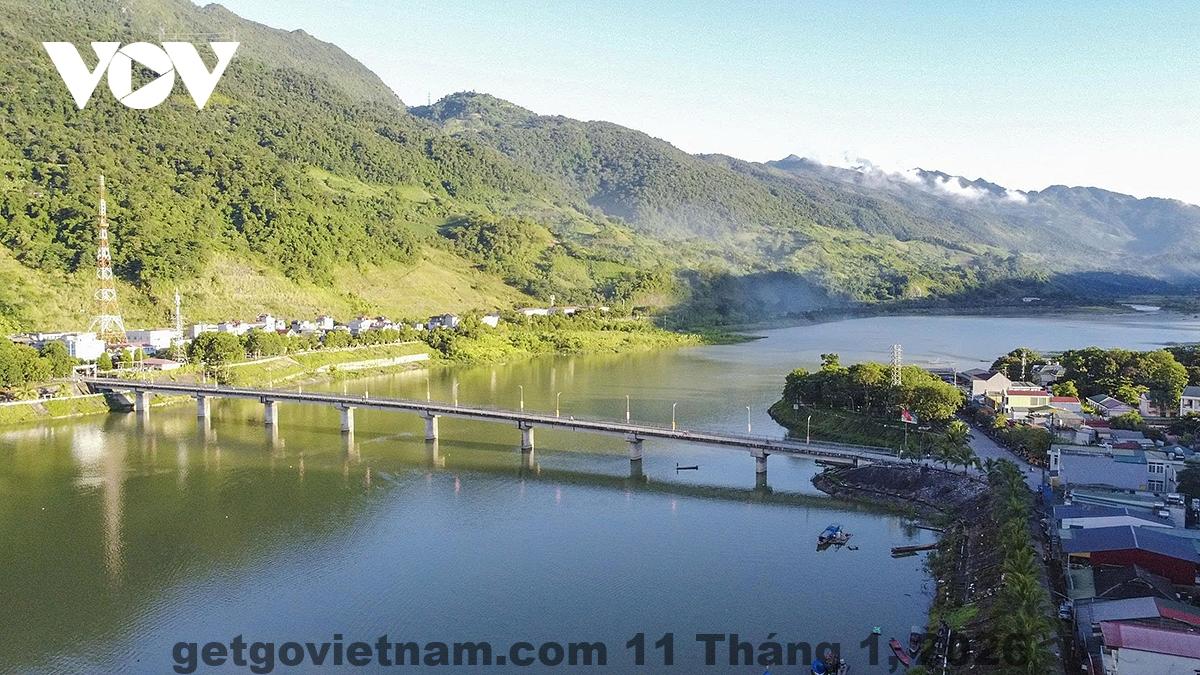 Cảnh hồ sông Đà tại Mường Lay vào mùa nước nổi, nhìn từ khu vực gần khách sạn Thanh Bình