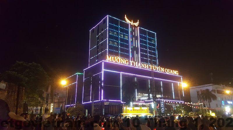 Phòng nghỉ tiêu chuẩn tại Mường Thanh Grand Tuyên Quang với nội thất gỗ và giường lớn