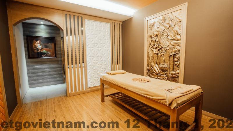 So sánh Mini Hotel Việt Trì với khách sạn lớn có hồ bơi và tiện ích