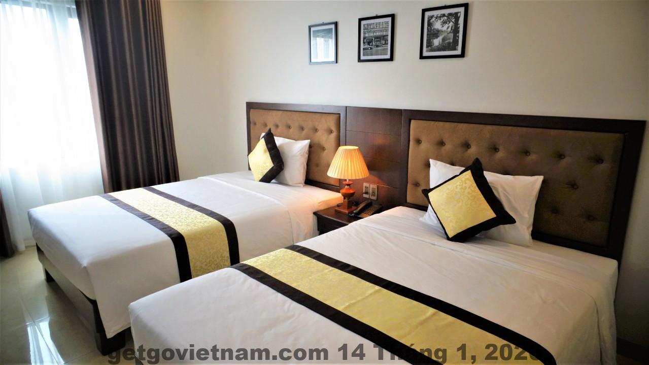 Phòng Twin tại Hotel Nam Sơn Tân Dương với nội thất đơn giản, giường cơ bản