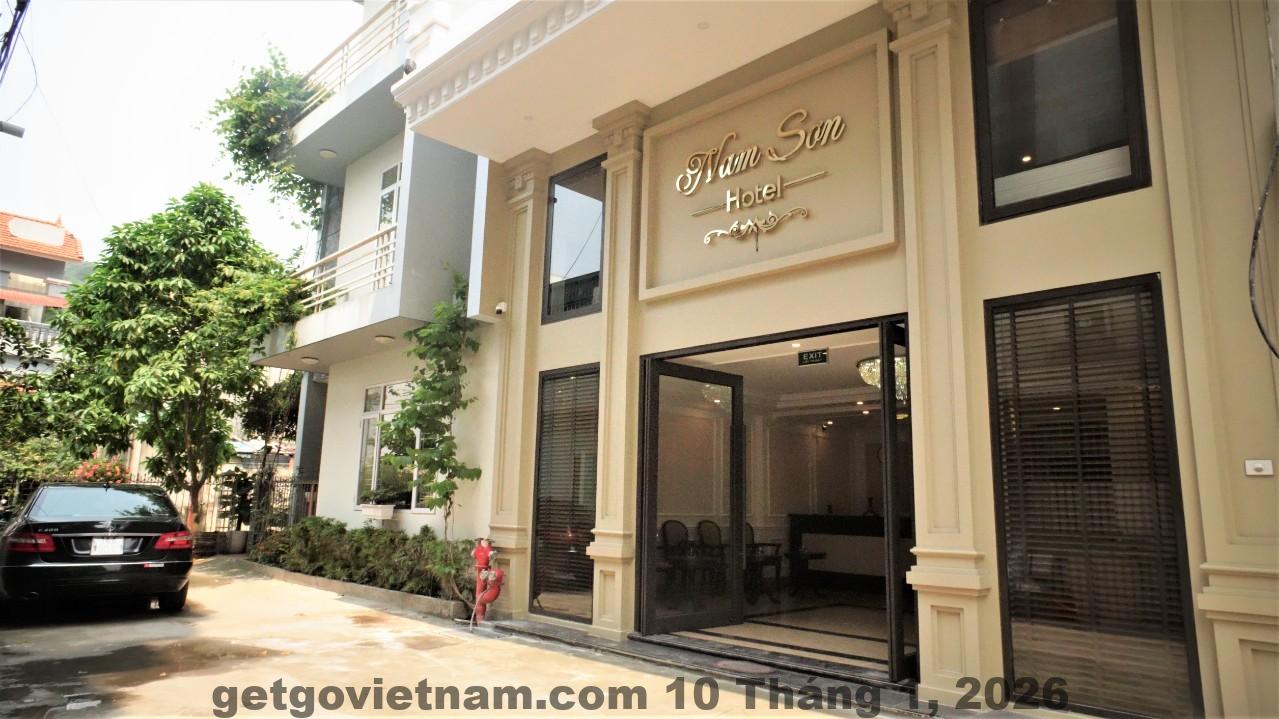 Mặt tiền Khách Sạn Nam Sơn Đông Anh nằm trong khu dân cư Hải Bối, phong cách khách sạn gia đình đơn giản