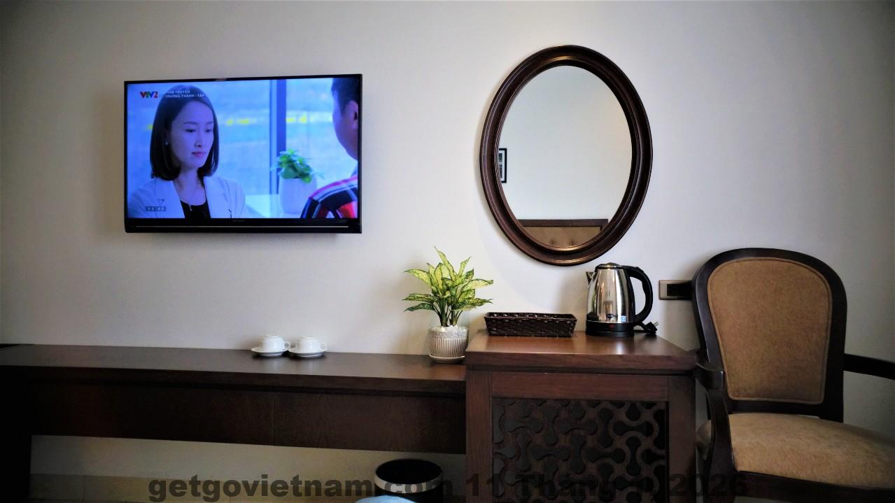 Phòng nghỉ tiêu chuẩn tại Hoa Sơn Hotel với nội thất cơ bản