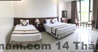 Phòng Deluxe Twin tại Ngân Hà Hotel Tam Đảo với giường đôi và nội thất gỗ cơ bản