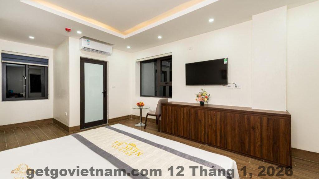 Không gian ăn uống đơn giản tại khách sạn, phục vụ các bữa ăn cơ bản