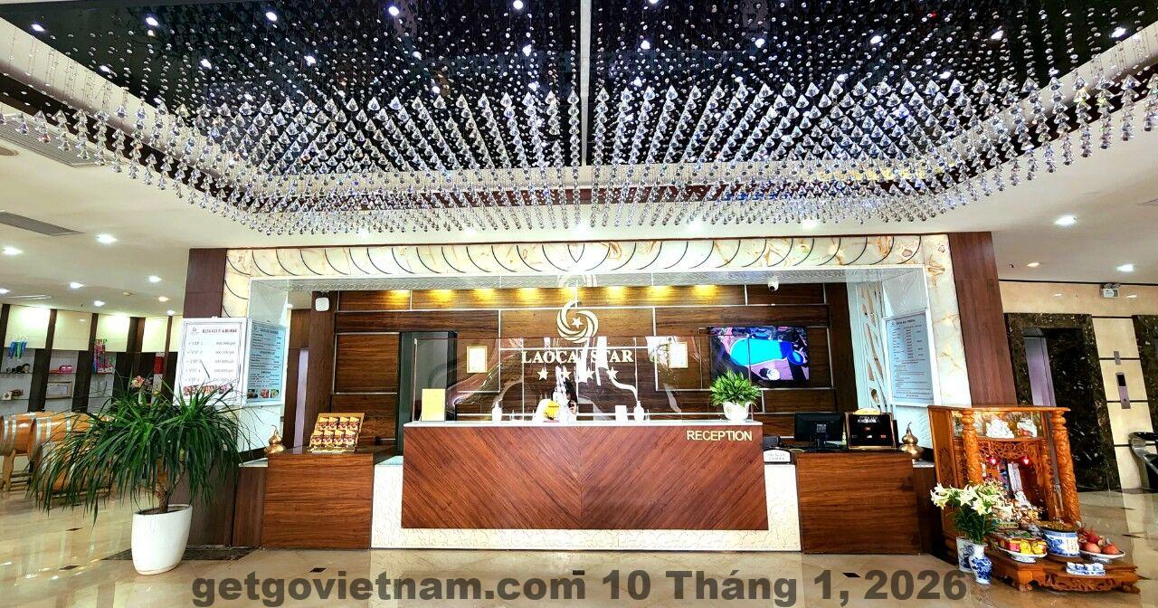 Khu vực lễ tân Lao Cai Star Hotel với đội ngũ nhân viên phục vụ khách