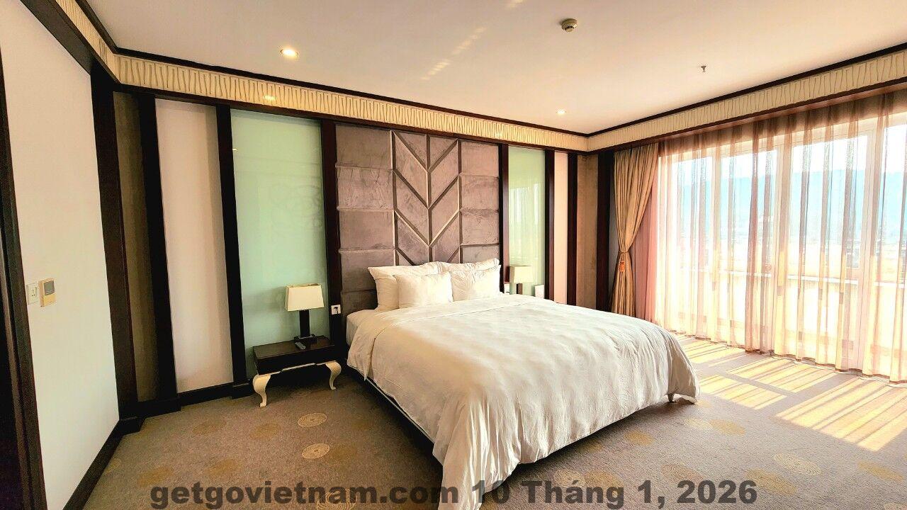 Phòng ngủ tiêu chuẩn tại Lao Cai Star Hotel với diện tích rộng và nội thất cổ điển
