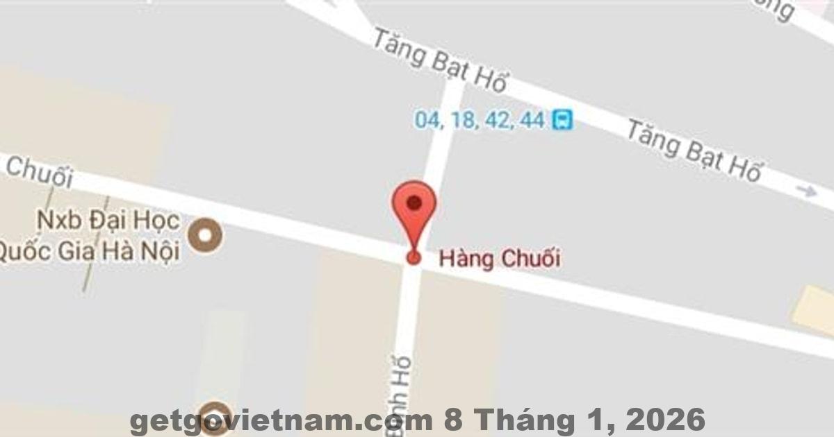 Phố Hàng Chuối quận Hai Bà Trưng Hà Nội nơi khách sạn Chez Van tọa lạc – khu trung tâm cũ, nhiều nhà dân và hàng quán địa phương