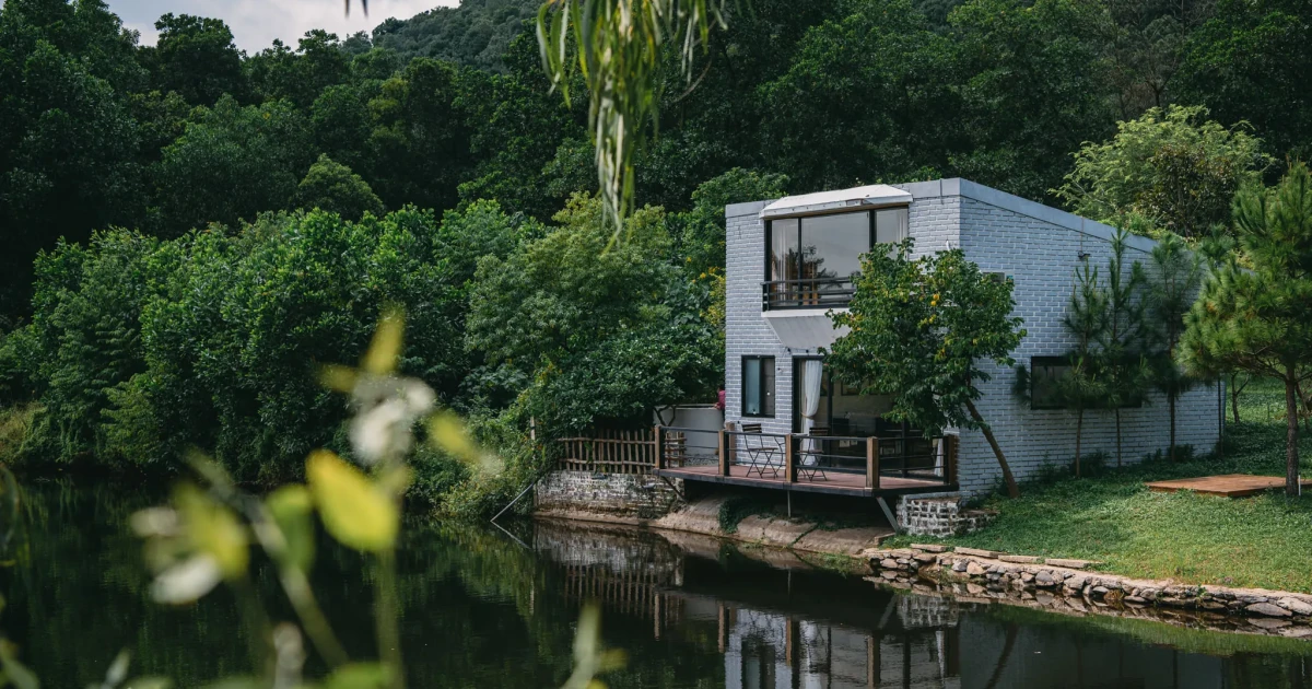 Khu bếp và bàn ăn chung tại Stream House phù hợp nhóm tự nấu nướng