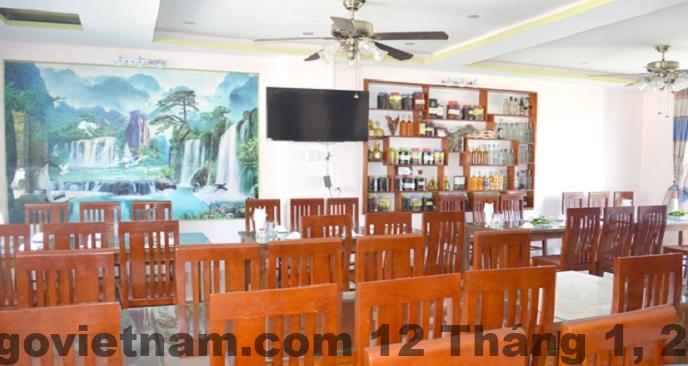 Khu vực nhà hàng tại Khách sạn Suối Mơ Tam Đảo phục vụ bữa sáng đơn giản