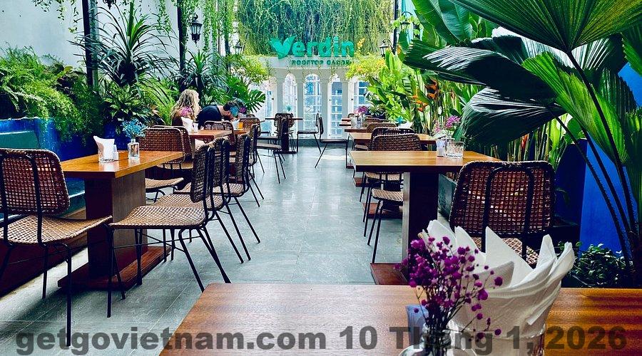 Không gian ăn sáng tại khách sạn Ngân Hà, nơi du khách có thể thưởng thức các món ăn địa phương đầy hương vị.