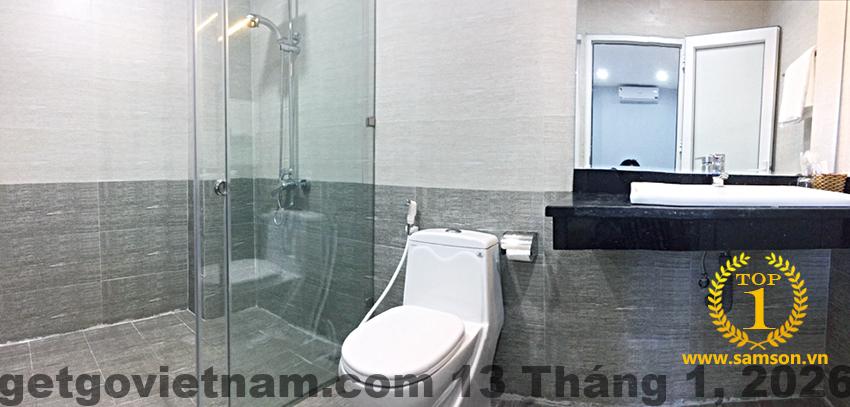 Phòng ngủ tại khách sạn, với thiết kế giản dị nhưng đầy đủ tiện nghi.