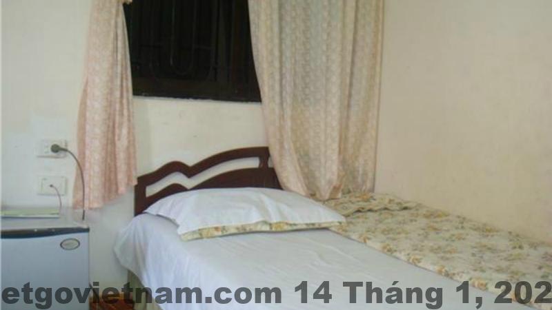 Phòng ngủ tiêu chuẩn tại Khách sạn Đồng Lợi với nội thất gỗ truyền thống