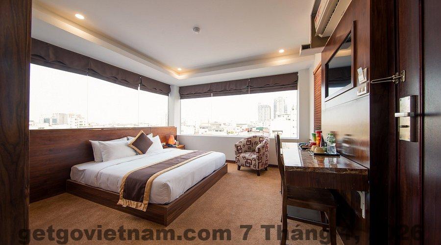 Mặt tiền khách sạn My Hotel 23 Bùi Thị Xuân về đêm – khách sạn phố quy mô nhỏ tại trung tâm Hà Nội