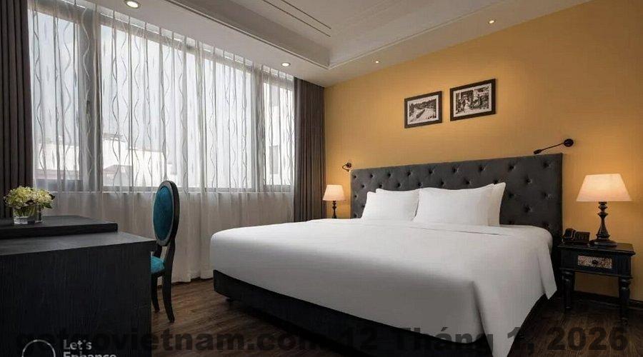 Phòng ngủ The Mina Hotel thiết kế hiện đại, tông màu sáng và nội thất gọn gàng