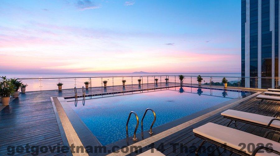 Hồ bơi nhỏ tại khách sạn gần biển Đà Nẵng