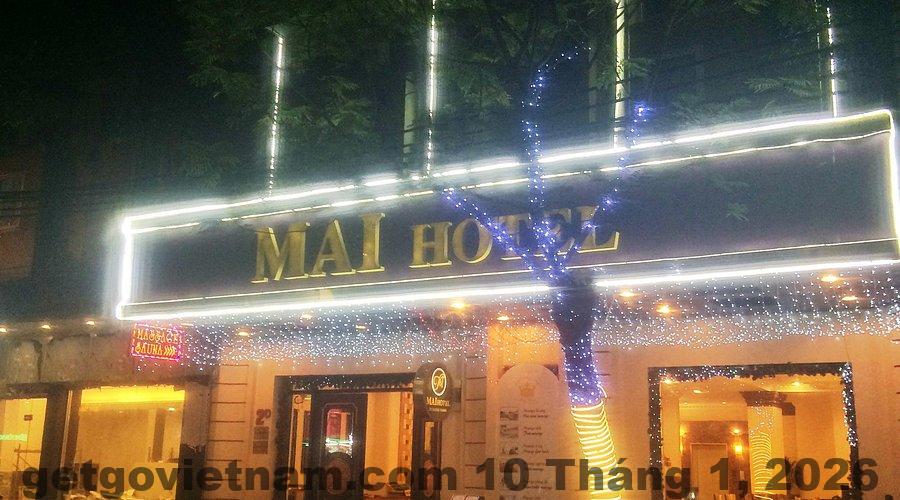 Cảnh đêm ngoài trời tại khách sạn Mai, với không gian yên tĩnh và thoải mái.