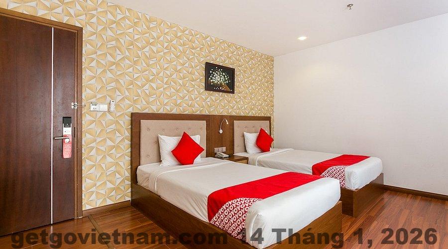 Nhân viên của OYO 1237 Phat Tai Hotel 2 đang chào đón khách, thể hiện sự thân thiện và chuyên nghiệp
