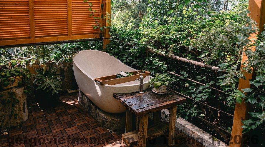 Nhân viên lễ tân thân thiện tại khách sạn khu vực Sóc Sơn