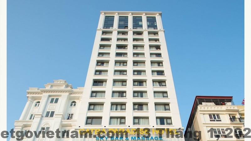 Nhân viên tại quầy lễ tân sẵn sàng hỗ trợ khách.