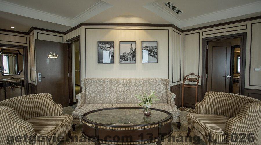 Bữa sáng đa dạng với các món ăn truyền thống Việt Nam nhưng cần cải thiện về chất lượng.