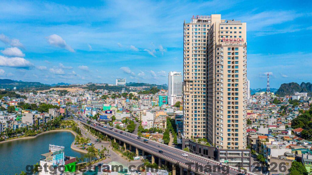 Vị trí AZURE BAY HOTEL gần biển Bãi Cháy, thuận tiện di chuyển đến Sun World Hạ Long