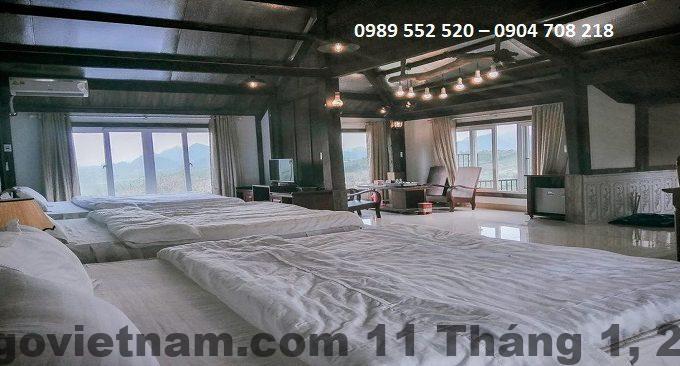 Phòng nghỉ tại khách sạn Mộc Sương với diện tích rộng, nội thất gỗ cơ bản