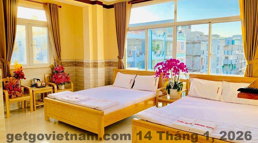 Phòng gia đình tại khách sạn Mekong Rose với giường lớn, không gian vừa phải và nội thất cơ bản