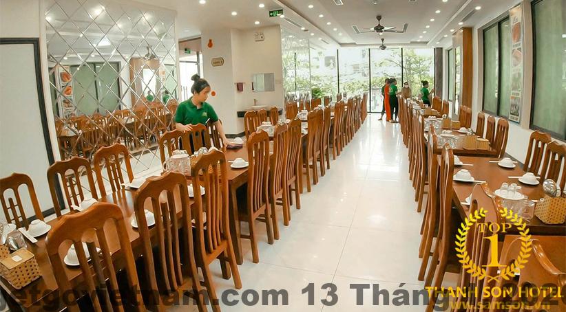 Bữa sáng tại Khách Sạn Tường Huệ với các món ăn truyền thống Việt Nam