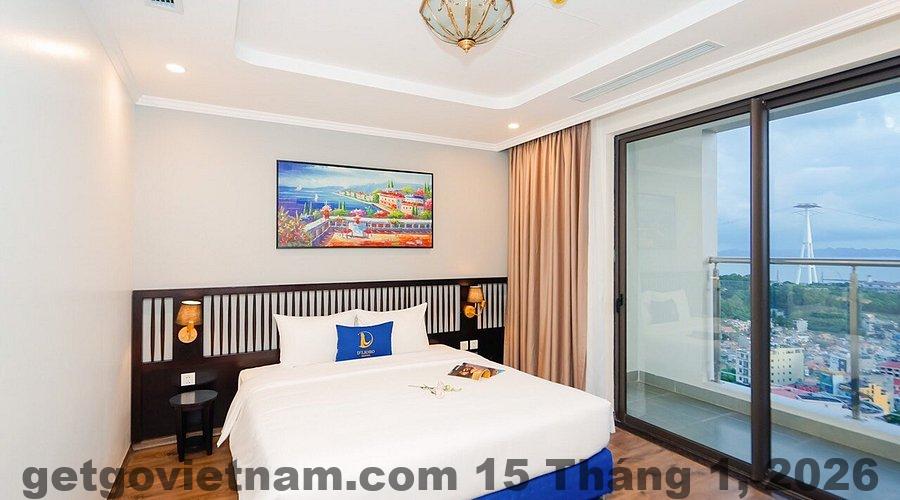 Phòng Classic Suite tại D’Lioro Hotel & Resort với không gian rộng và ban công