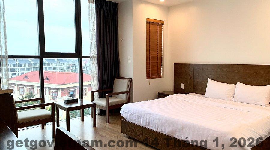 Phòng Deluxe tại Rose Nhung Hotel với nội thất đơn giản, sạch sẽ