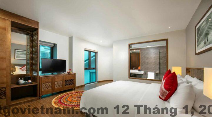 Phòng Deluxe City View tại DeLaSol Sapa Hotel với thiết kế hiện đại và cửa sổ lớn